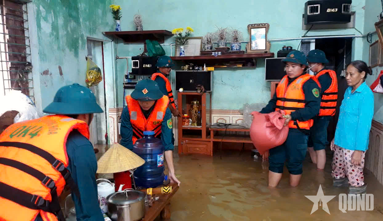 Lực lượng vũ trang tỉnh Thanh Hóa sát cánh cùng nhân dân trong mưa lũ